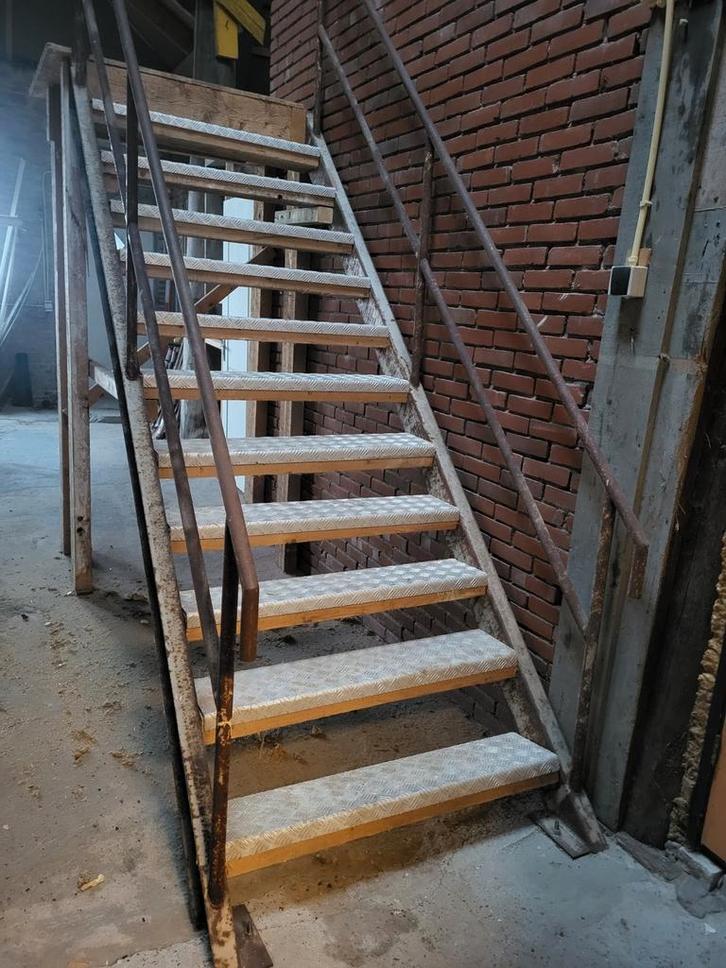 Stalen trap met traanplaat - 240cm hoog. Prijs is vast!, Doe-het-zelf en Verbouw, Ladders en Trappen, Gebruikt, Trap, 2 tot 4 meter