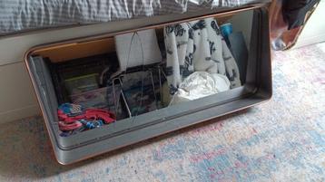 Gratis Spiegel met gebarsten glas beschikbaar voor biedingen