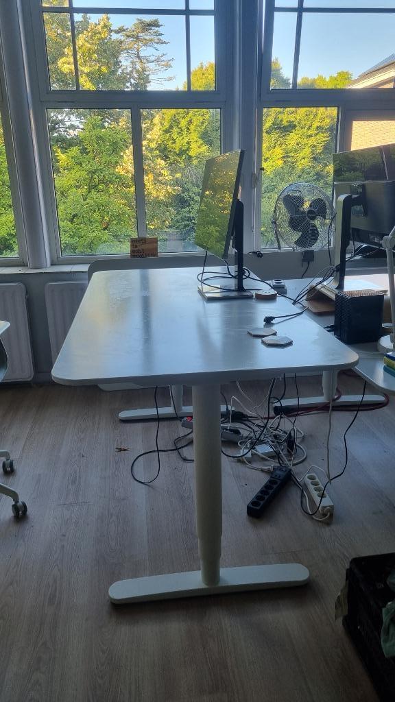 Elektrische zit-sta bureaus – IKEA Bekant (wit), Huis en Inrichting, Bureaus, Zo goed als nieuw, Stabureau, Elektrisch, In hoogte verstelbaar