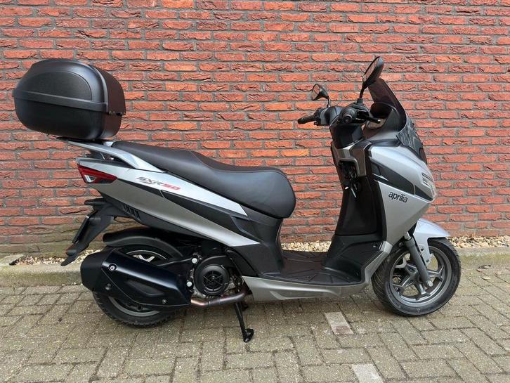 APRILIA SXR 50 (bj 2022), Fietsen en Brommers, Scooters | Aprilia, Zo goed als nieuw, Maximaal 45 km/u, Benzine