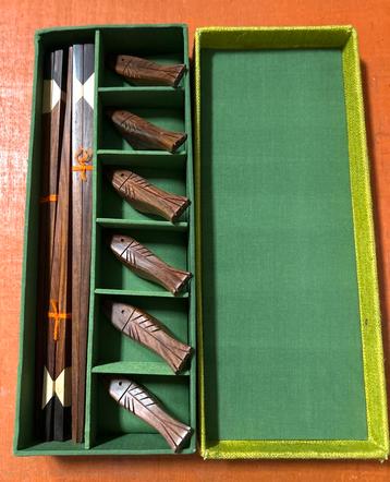 “handgemaakte houten eetstokjes set met visvormige houdertje beschikbaar voor biedingen