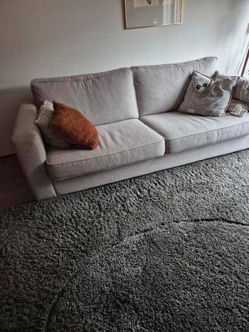 Twee stoffen banken in goede staat 210 x 90 cm.  beschikbaar voor biedingen