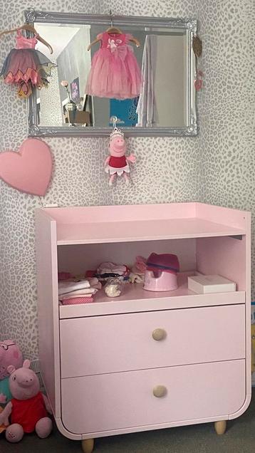 Prachtige bijna nieuwe roze commode beschikbaar voor biedingen