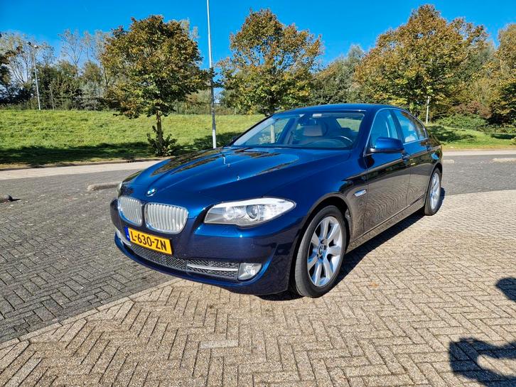 BMW 5-Serie 4.4 I 550 AUT 2010 Blauw 171000km, Auto's, BMW, Particulier, 5-Serie, ABS, Achteruitrijcamera, Airbags, Airconditioning