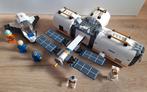 LEGO 60227 Ruimtestation Op De Maan, Kinderen en Baby's, Speelgoed | Duplo en Lego, Ophalen of Verzenden, Gebruikt
