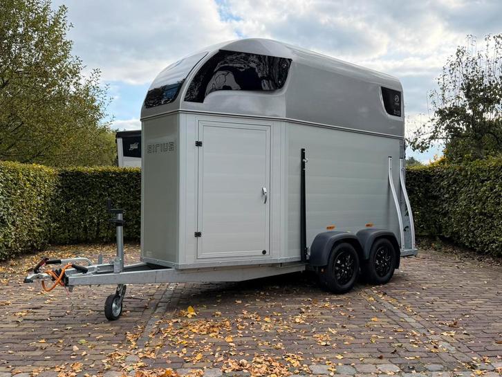 Demo 1.5 paards Sirius s45 met Zadelkamer en pano dak marge, Dieren en Toebehoren, Paarden en Pony's | Trailers en Aanhangwagens