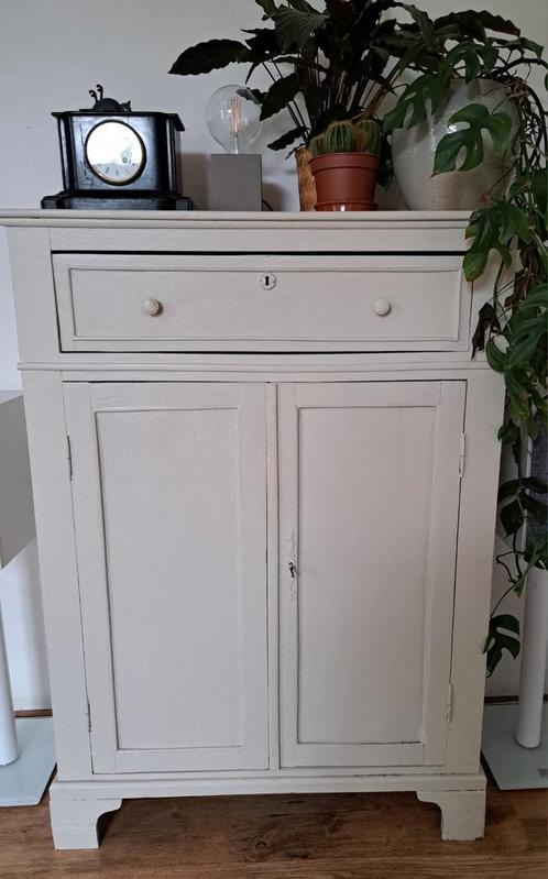 Brocante meidenkast/ tv kast. 133hoog/93breed/49diep, Antiek en Kunst, Antiek | Meubels | Kasten, Ophalen