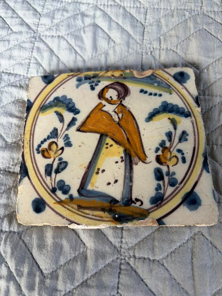 Friese tegel met figuur in cirkel, Antiek en Kunst, Ophalen of Verzenden