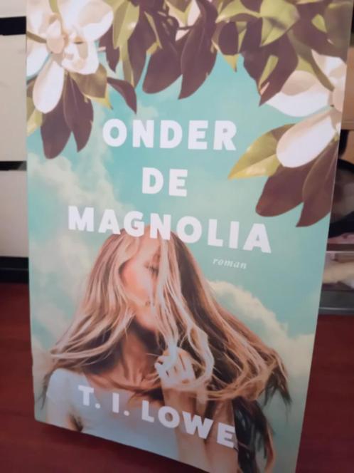 T.I. Lowe - Onder de magnolia, Boeken, Literatuur, Zo goed als nieuw, Nederland, Verzenden