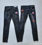 2 zgan spijkerbroeken met kusjes/lippen erop in maat 164, Broek, Meisje, Kids, Ophalen of Verzenden