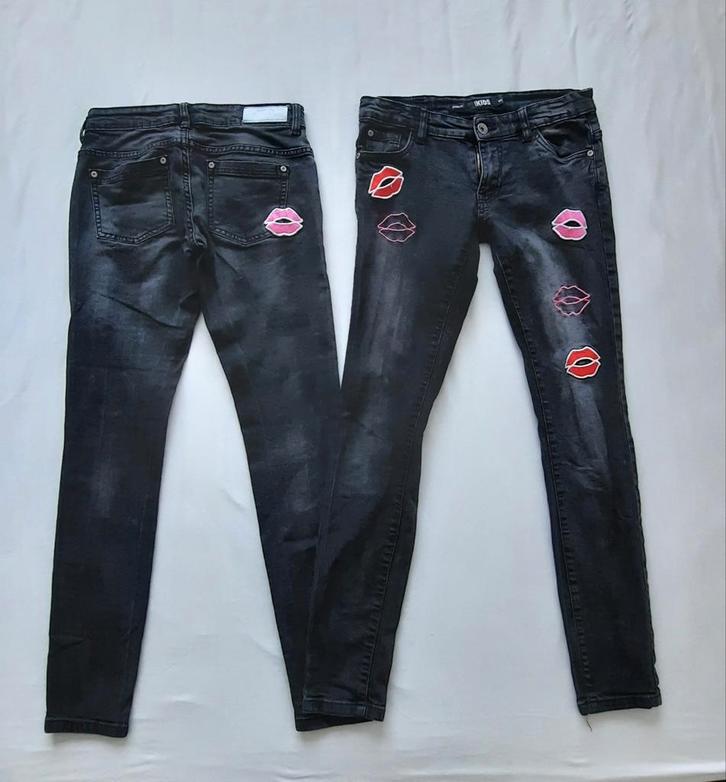 2 zgan spijkerbroeken met kusjes/lippen erop in maat 164, Kinderen en Baby's, Kinderkleding | Maat 164, Zo goed als nieuw, Meisje