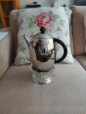 Antieke theepot met waxinelicht houder beschikbaar voor biedingen