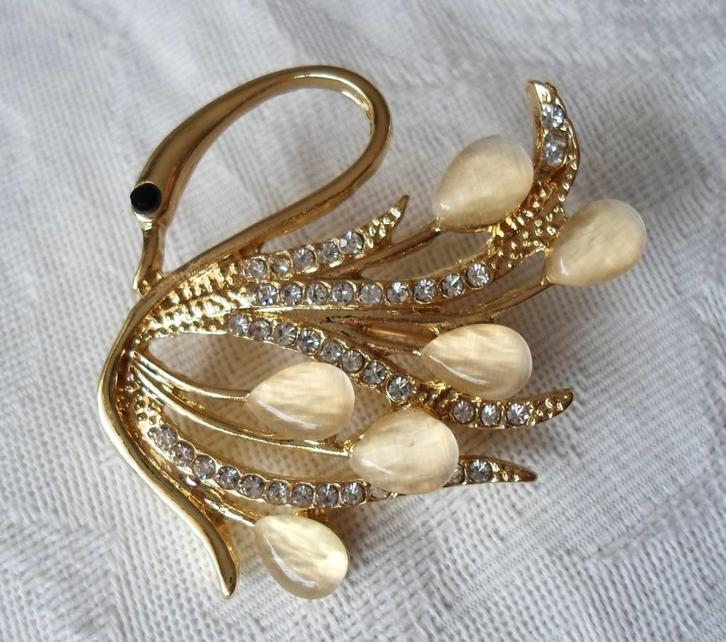 Broche zwaan met strass en parelmoer. Goudkleurig., Sieraden, Tassen en Uiterlijk, Broches, Nieuw, Overige materialen, Goud, Met strass