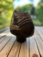 Donkerbruine keramiek vaas op voet, Huis en Inrichting, Overige kleuren, Aardewerk of Porselein, Ophalen of Verzenden, Zo goed als nieuw