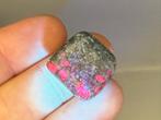Robijn im Fuchsiet broekzaksteen mineralen UV actief, Verzamelen, Mineralen en Fossielen, Ophalen of Verzenden, Mineraal