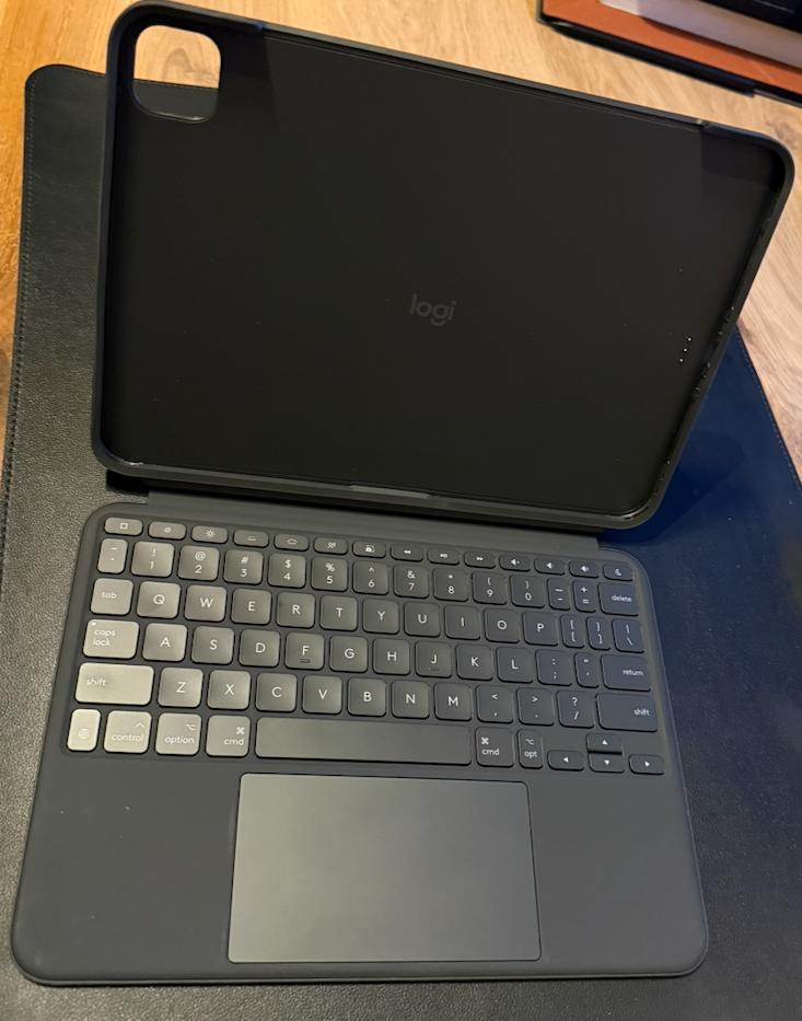 Logi Ipad Pro '24/'25 combo touch keyboard case, Computers en Software, Tablet-hoezen, Nieuw, Bescherming voor- en achterkant