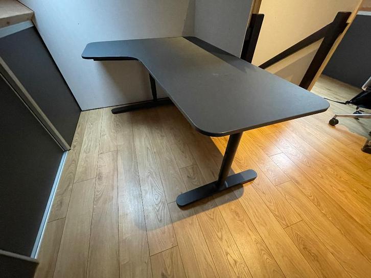IKEA BEKANT hoekbureaus – blauw blad, Huis en Inrichting, Bureaus, Gebruikt, Bureau, In hoogte verstelbaar, Ophalen