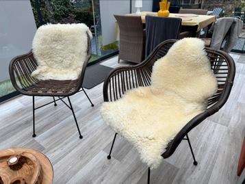 Tuinstoelen met schapenvacht beschikbaar voor biedingen