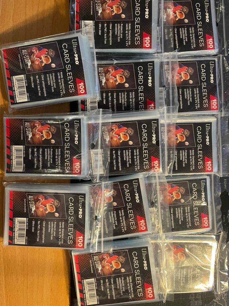 Ultra pro 100 sleeves, Hobby en Vrije tijd, Verzamelkaartspellen | Pokémon, Ophalen of Verzenden, Zo goed als nieuw, Sleeves of Kaarthoesjes