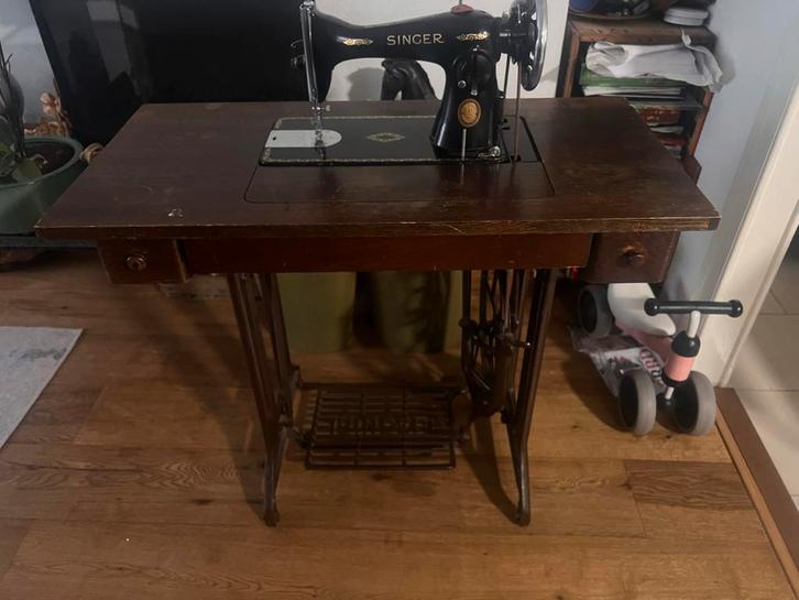 Antieke Singer Naaimachine met Tafel, Antiek en Kunst, Antiek | Naaimachines, Ophalen