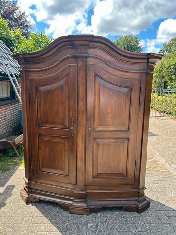 Mooie eikenhouten toogkast beschikbaar voor biedingen