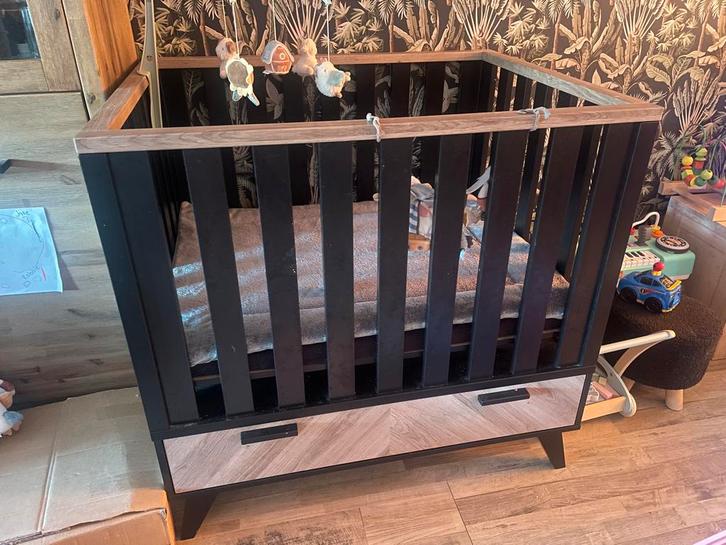 Box zwart met visgraat motief, Kinderen en Baby's, Boxen, Zo goed als nieuw, Boxkleed, Ophalen