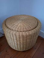 Leuke nostalgische rieten poef met opbergruimte, Ophalen of Verzenden, Gebruikt