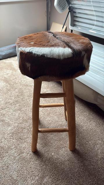 Hoge kruk met koeienhuid beschikbaar voor biedingen