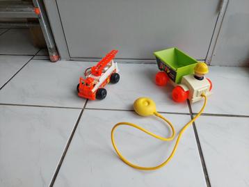 Vintage Fisher-Price dumpauto en brandweer wagen,  beschikbaar voor biedingen