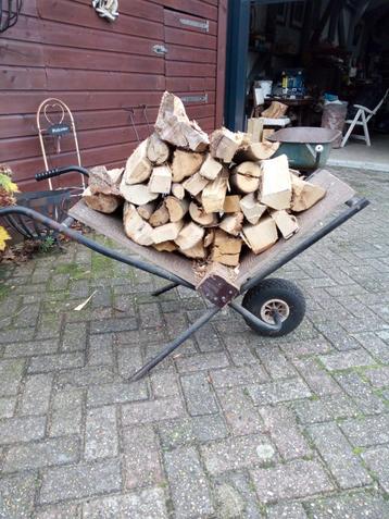 Droog haardhout beschikbaar voor biedingen