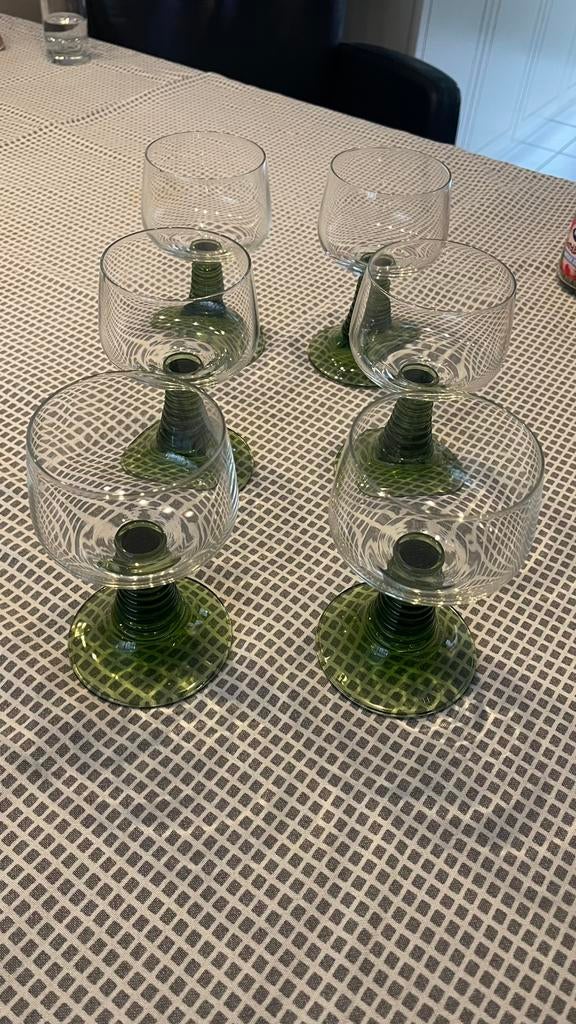 Wijnglazen met groene voet, Verzamelen, Glas en Borrelglaasjes, Ophalen of Verzenden, Zo goed als nieuw, Overige typen