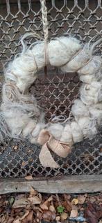 Handgemaakte krans van mooi schapenwol, Huis en Inrichting, Woonaccessoires | Kransen, Ophalen of Verzenden, Nieuw