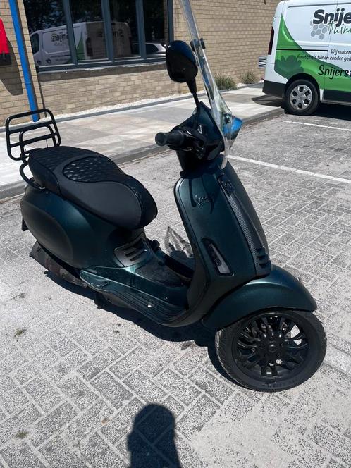 Vespa sprint brom (custom kleur ), Fietsen en Brommers, Brommers | Vespa, Zo goed als nieuw, Ophalen of Verzenden
