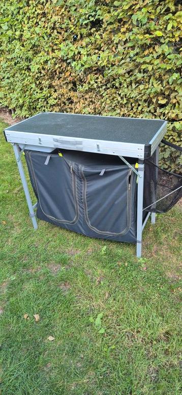 Camping Keukenblok met Kruidenrekjes beschikbaar voor biedingen