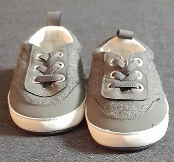 Grijze unisex babyschoentjes maat L beschikbaar voor biedingen