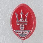 SP1383 Speldje Maserati zilver op rood, Verzamelen, Speldjes, Pins en Buttons, Ophalen of Verzenden, Gebruikt, Overige onderwerpen