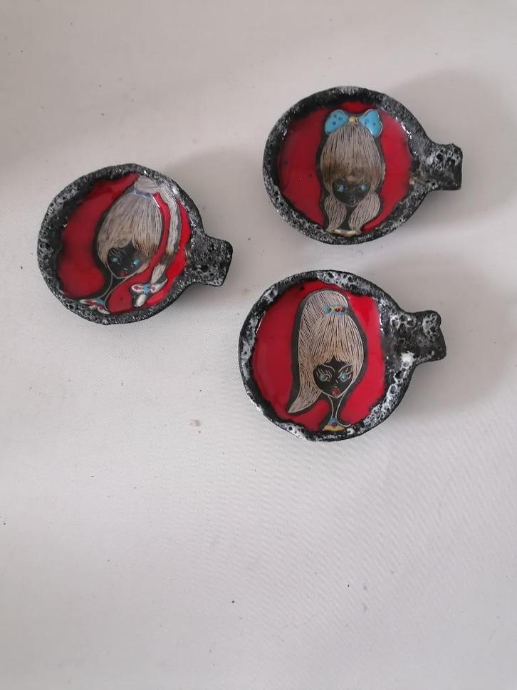 San Marino keramieke asbakjes , 3  stuks  7 cm doorsnede, Antiek en Kunst, Antiek | Keramiek en Aardewerk, Verzenden