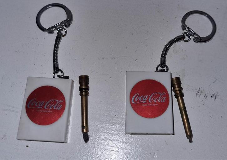 2 Vintage Aanstekers van Coca Cola met Koperen Strijkstok, Verzamelen, Merken en Reclamevoorwerpen, Gebruikt, Gebruiksvoorwerp