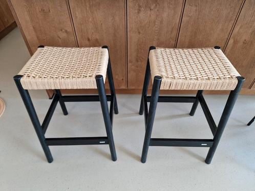 2x Kave Home Yalia kruk Nieuw!, Huis en Inrichting, Krukjes, Zo goed als nieuw, Hout, Ophalen