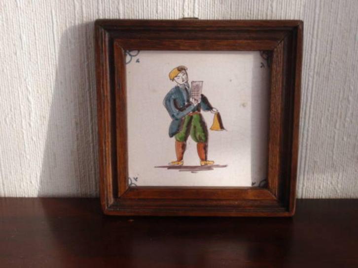 Oudhollandse tegel in houten lijst Afbeelding "Omroeper", Antiek en Kunst, Antiek | Wandborden en Tegels, Ophalen of Verzenden