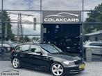 BMW 1-serie 120i sportvelgen-stoelverw-Pano-Automaat-, Auto's, BMW, 65 €/maand, 1295 kg, 4 cilinders, Zwart