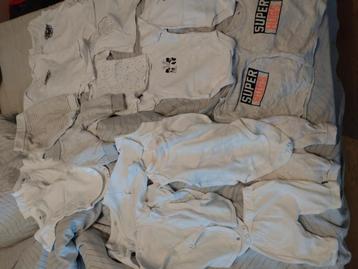 Tweeling kleertjes newborn beschikbaar voor biedingen