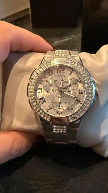 Guess horloge met diamantjes beschikbaar voor biedingen