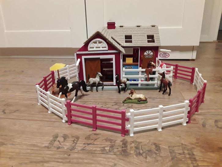Breyer Deluxe Grooming Center and Cafe+ horses&foals, Verzamelen, Dierenverzamelingen, Zo goed als nieuw, Beeldje of Figuurtje