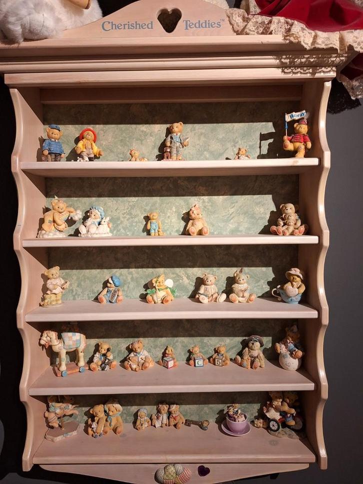 Cherished Teddies Collectie met Kast, Verzamelen, Beren en Cherished Teddies, Zo goed als nieuw, Beeldje, Cherished Teddies, Ophalen