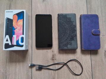 Samsung Galaxy A10 smartphone met 2 hoesjes en oplaadkabel beschikbaar voor biedingen