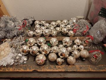 50 zilveren kerstballen ook vintage slingers en ornamenten beschikbaar voor biedingen