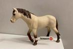 Schleich Manegepaard met rode beenbeschermers met vaan 13706, Ophalen of Verzenden, Zo goed als nieuw, Paard, Beeldje of Figuurtje