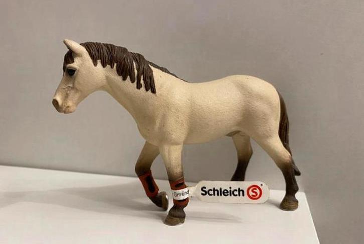 Schleich Manegepaard met rode beenbeschermers met vaan 13706, Verzamelen, Dierenverzamelingen, Zo goed als nieuw, Beeldje of Figuurtje