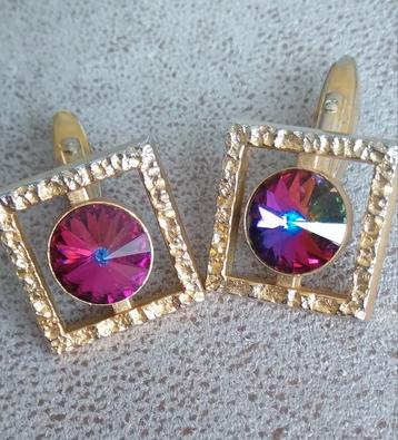 Vintage goudkleurige Manchetknopen met Rode Kristal beschikbaar voor biedingen